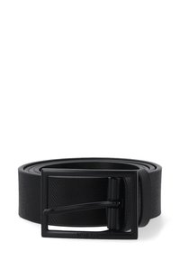 Zwarte synthetische riem met een gestructureerde afwerking, voorzien van een vierkante gesp en een pinnluiting. Glad afgebouwd, duurzaam materiaal en een minimalistisch ontwerp.