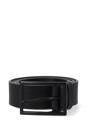 Černý syntetický pásek s texturovaným povrchem, vybavený čtvercovou sponou a pojistkou na kolík. Hladké hrany, odolný materiál a minimalistický design.