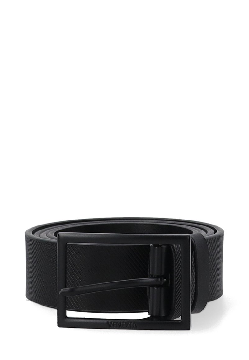 Zwarte synthetische riem met een gestructureerde afwerking, voorzien van een vierkante gesp en een pinnluiting. Glad afgebouwd, duurzaam materiaal en een minimalistisch ontwerp.