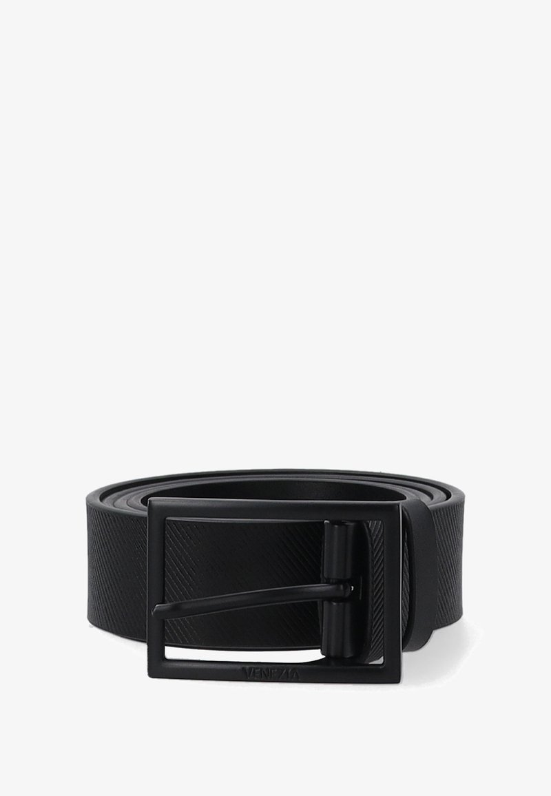 Černý syntetický pásek s texturovaným povrchem, vybavený čtvercovou sponou a pojistkou na kolík. Hladké hrany, odolný materiál a minimalistický design.