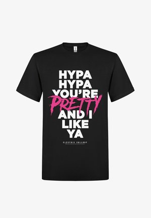 Černé bavlněné tričko s výrazným bílým a růžovým textem: "HYPA HYPA JSI HEZKÁ A LÍBÍŠ SE MI," s logem ve spodní části.
