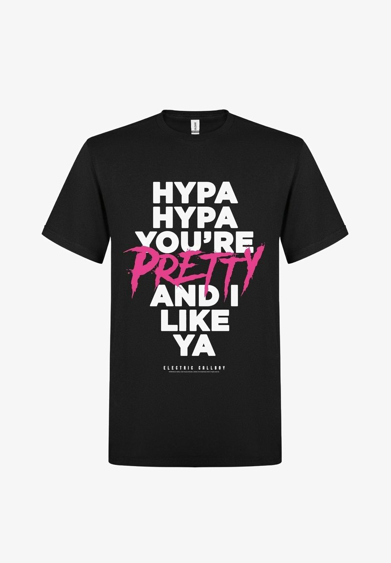 Mustat puuvillapaidat, joissa on rohkeaa valkoista ja vaaleanpunaista tekstiä: "HYPA HYPA OLET KAUNIS JA PIDÄN SINUSTA," ja logo alareunassa.