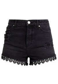 Svarta denimshorts med slitna lappar och blommig spetskant längs nederkanterna, som har framfickor och bälteshällor.