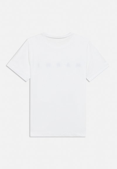 Λευκό μονόχρωμο κοντομάνικο μπλουζάκι, εμφανιζόμενο από πίσω, με ξεθωριασμένο, σχεδόν αόρατο λογότυπο ή κείμενο στο άνω μέρος της πλάτης.