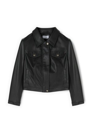 Chaqueta negra de cuero sintético con cierre frontal de botones, dos bolsillos en el pecho con botones, bolsillos laterales y cuello clásico.