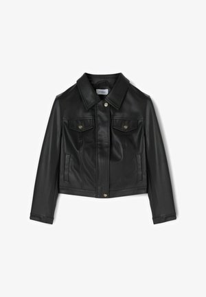 Černá bunda z umělé kůže se zapínáním na knoflíky vpředu, dvěma kapsami na prsou na knoflíky, bočními kapsami a klasickým límcem.