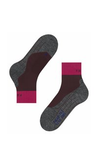 Calzini alla caviglia grigi e bordeaux con accenti rosa, caratterizzati da pattern texturizzati e etichette sulle suole, esposti affiancati.