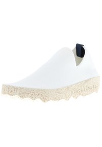 Białe buty typu slip-on z teksturowaną cholewką, prążkowanym kołnierzem i cętkowaną beżową podeszwą z falistą krawędzią. Wykonane z trwałego materiału, o casualowym designie.