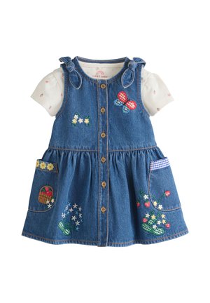Vestido de bebé de vaquero azul con flores bordadas, mariposa y cesta, botones en la parte delantera, tirantes anudados en los hombros y camiseta blanca de manga corta debajo.
