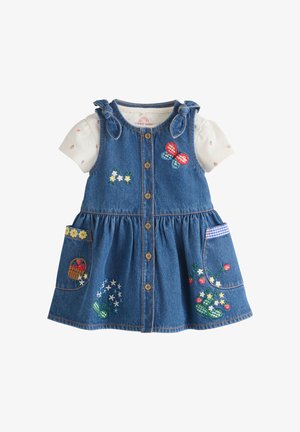 Vestido de bebé de vaquero azul con flores bordadas, mariposa y cesta, botones en la parte delantera, tirantes anudados en los hombros y camiseta blanca de manga corta debajo.