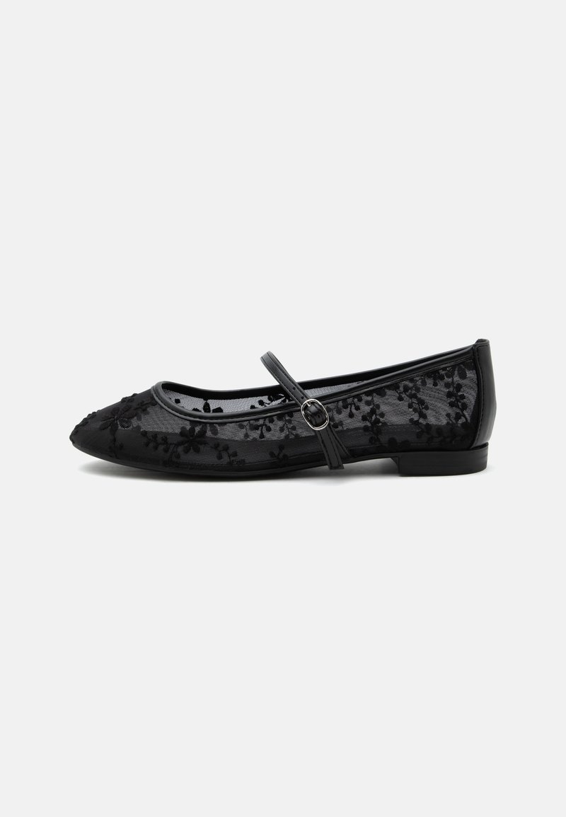 Chaussure plate noire avec motif en mesh floral, bout arrondi et bride unique ajustable avec boucle sur le dessus.
