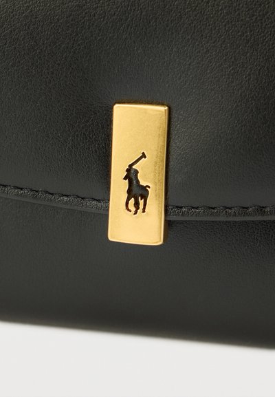 Čierna kožená kabelka s hladkou textúrou, vybavená zlatým obdĺžnikovým zapínaním ozdobeným čiernou siluetou koňa.