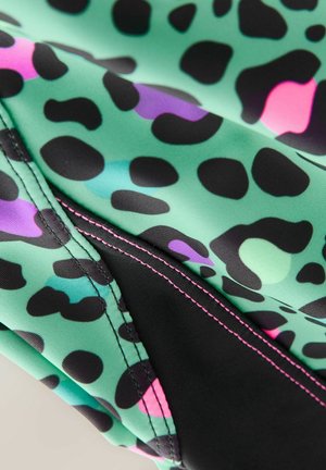 Groene stof met een patroon van zwarte, roze en paarse luipaardvlekken. Beschikt over contrasterende zwarte stiksels langs de naad en heeft een gladde textuur.