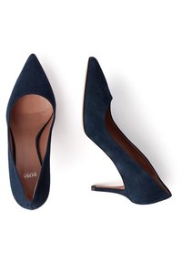 Marinblå mocka pumps med spetsig tå och låg stilettklack, med ett utskärning på sidan och en slät innersula.
