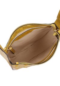 Borsa a tracolla gialla in pelle con finitura testurizzata, dotata di un vano principale con zip, fodera beige e una piccola tasca interna.