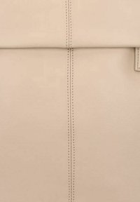 Bolso de cuero beige con textura suave, costuras sutiles y un diseño de solapa. Sin herrajes visibles ni acentos adicionales.