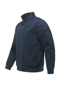 Laivastonsininen miesten vetoketjullinen takki, jossa pystykaulus, sivutaskut neppareilla, resorireunaiset hihansuut ja pyöreä logopatchi vasemmassa hihassa.