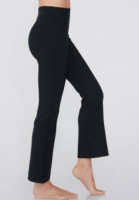 Zwarte flared broek met een hoge tailleband, gemaakt van een rekbare stof. Heeft een gladde textuur en een getailleerde pasvorm langs de benen.