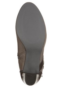 Semelle de chaussure en cuir marron avec un design texturé, présentant un bout et un talon lisses. Comprend un logo discret et une indication de taille.