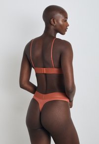 Calvin Klein Underwear THONG CK ESTABLISHED - Stringi - bruschetta