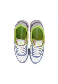 Tenisky s bílým svrškem, fialovými a růžovými akcenty, limetkově zelenou vnitřní podšívkou a bílými šněrovadly s texturovaným povrchem.