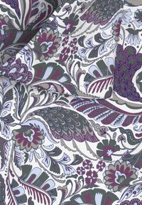 Tessuto con motivo floreale che presenta intricati disegni paisley in tonalità di verde, viola e crema. Texture morbida con dettagli curati.