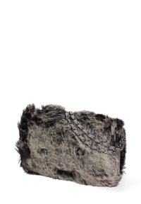 Nepbont clutchtas in grijs met een gestructureerde afwerking. Voorzien van een zilveren schouderband en rechthoekige vorm. Zachte, pluizige buitenkant.