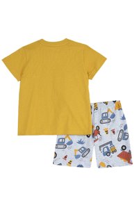 Gele katoenen T-shirt met korte mouwen, gecombineerd met grijze shorts met meerkleurige patronen van bouwvoertuigen en veiligheidsconen.