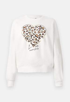 Hanorac alb cu mâneci lungi, având un design mare în formă de inimă cu imprimeu leopard și accente aurii. Textul de dedesubt spune "Dragostea nu eșuează niciodată."