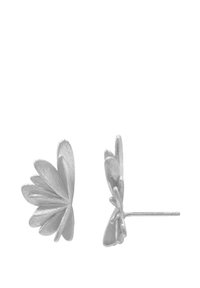 Orecchini a perno floreali argentati con design a petali sovrapposti e finitura testurizzata. Realizzati in metallo con un aspetto lucido, presentano un perno dritto.
