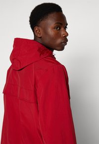 Tommy Jeans CHICAGO  - Vindjacka - magma red