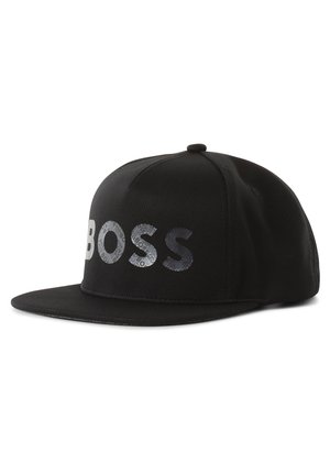 Casquette noire à visière plate avec le mot "BOSS" en grandes lettres argentées sur le panneau avant.