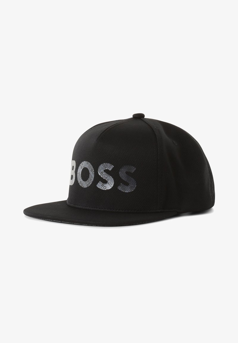 Casquette noire à visière plate avec le mot "BOSS" en grandes lettres argentées sur le panneau avant.