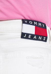 Tommy Jeans HOTPANT - Džinsa auduma šorti - optic white