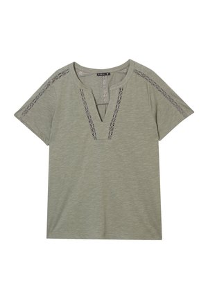 Olijfgroene T-shirt met korte mouwen van zachte stof. Kenmerkt zich door een V-hals met kantdetails langs de halslijn en schouders.