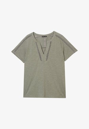 Olijfgroene T-shirt met korte mouwen van zachte stof. Kenmerkt zich door een V-hals met kantdetails langs de halslijn en schouders.