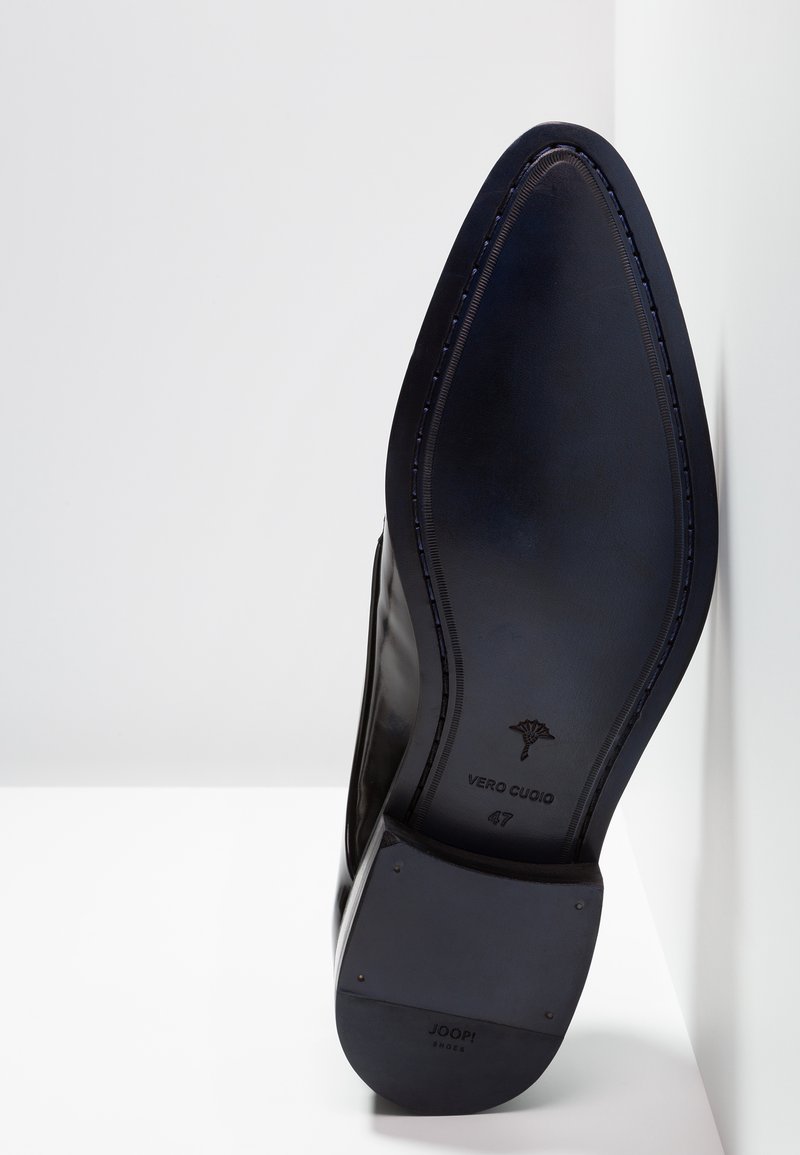 Schwarzer Lederschuh mit spitzem Zehenbereich, Steppnähte und glatter Oberfläche. Verfügt über eine durchgehende schwarze Sohle mit Branding. Größe 47.