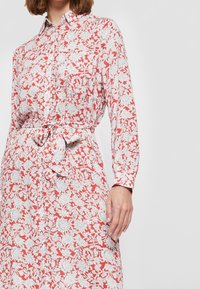 Pepe Jeans Sukienka koszulowa