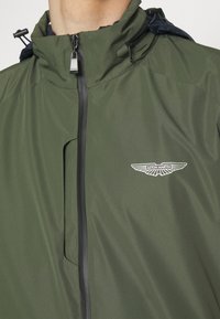 Hackett Aston Martin Racing Giacca a vento - olive