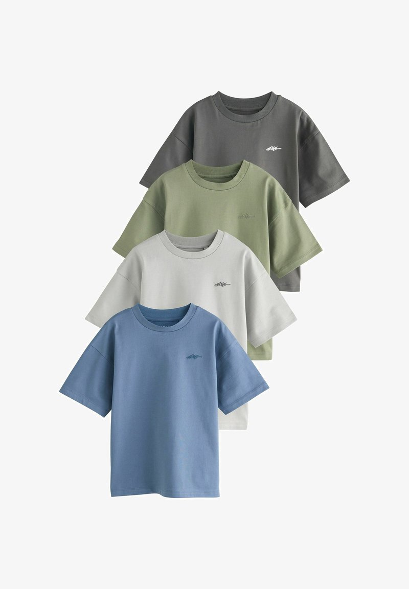 Cuatro camisetas de manga corta lisas con cuello redondo en gris, verde oliva, gris claro y azul, cada una con un pequeño logo en el pecho.