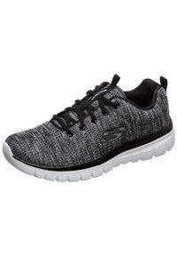 Scarpe da ginnastica sportive in tessuto intrecciato nero e grigio con suola bianca, dotate di lacci neri e un logo sul lato. Punta arrotondata e collo imbottito.