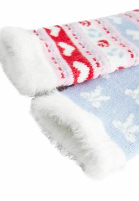Calcetines de punto con un patrón rojo y rosa con corazones y estrellas, junto a calcetines azules y blancos con un diseño de copos de nieve. Con ribete suave y esponjoso.