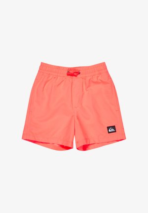 Koraal kleurige zwemboxers met een elastische tailleband en verstelbaar koord; voorzien van een zwart logo op de linker onderzijde. Glad textuur.