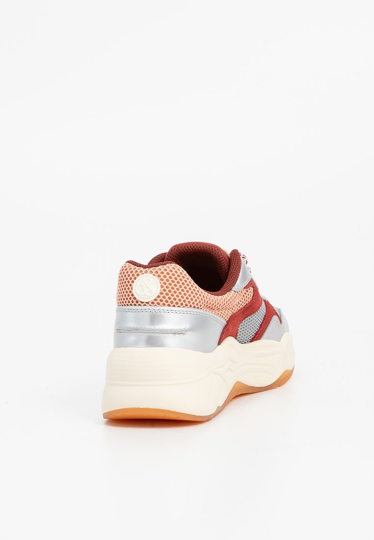 Sneakers met een bovenwerk van gaas en synthetisch materiaal in rode en zilveren tinten. Dikke witte zool met een gestructureerde gumrubber buitenzool.