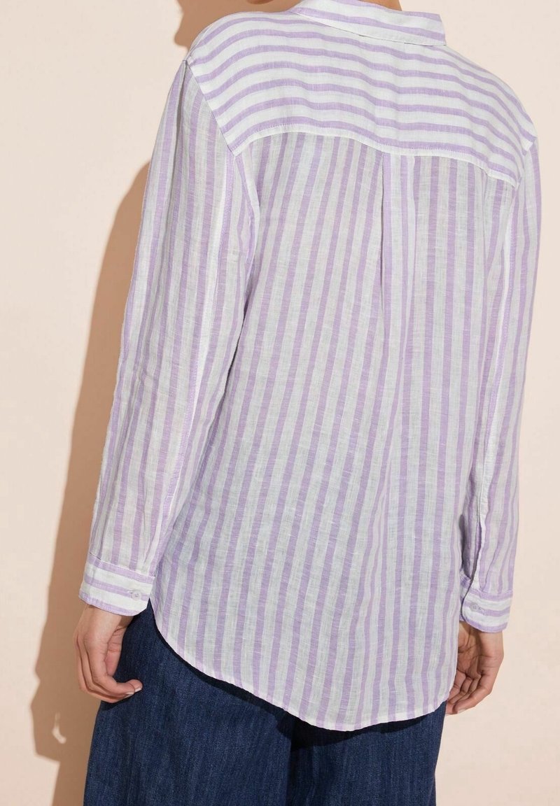 Camicia a maniche lunghe in tessuto leggero a righe con tonalità di lavanda e bianco. Presenta un orlo arrotondato e dettagli con polsini abbottonati.