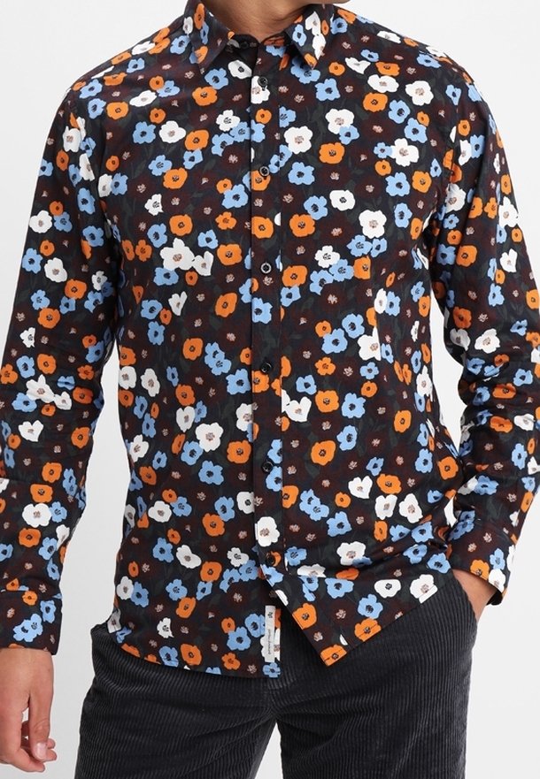 Camisa de botones con estampado floral sobre un fondo marrón oscuro, con flores azules, blancas y naranjas; mangas largas y cuello estándar.
