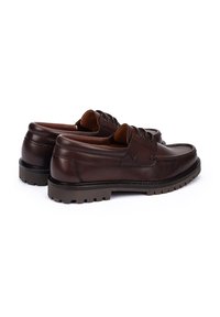 Chaussures en cuir marron avec un bout arrondi, un design léger, des coutures décoratives et une semelle en caoutchouc dotée d'un motif de traction robuste.