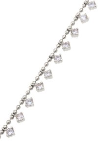 Sølvarmbånd med skiftende runde perler og kvadratisk klippede klare ædelsten, der fremviser en glat overflade og sikre indstillinger.