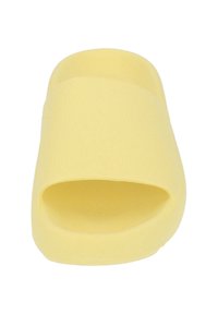 Ciabatta gialla con design open toe, realizzata in materiale texturizzato, con una fascia larga sulla parte superiore. Leggera e casual.