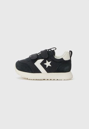 Baskets en suède noir et tissu avec des accents de star blanche et de chevron, dotées de deux bandes Velcro et d'une semelle en caoutchouc.